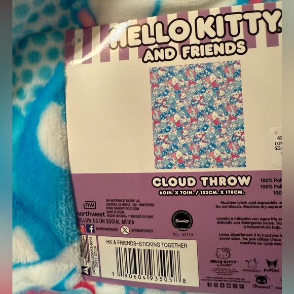 🎀Hello Kitty and Friends Cloud Throw Blanket Sticking Together NWT - Picture 4 of 4